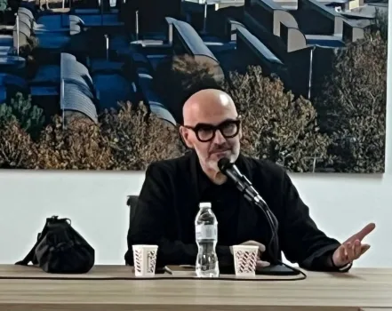 جنگ قابل گزارش نیست هنر آنرا افشا می کند